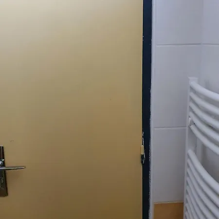 2 Pers A 50 M De La דירה פלורי